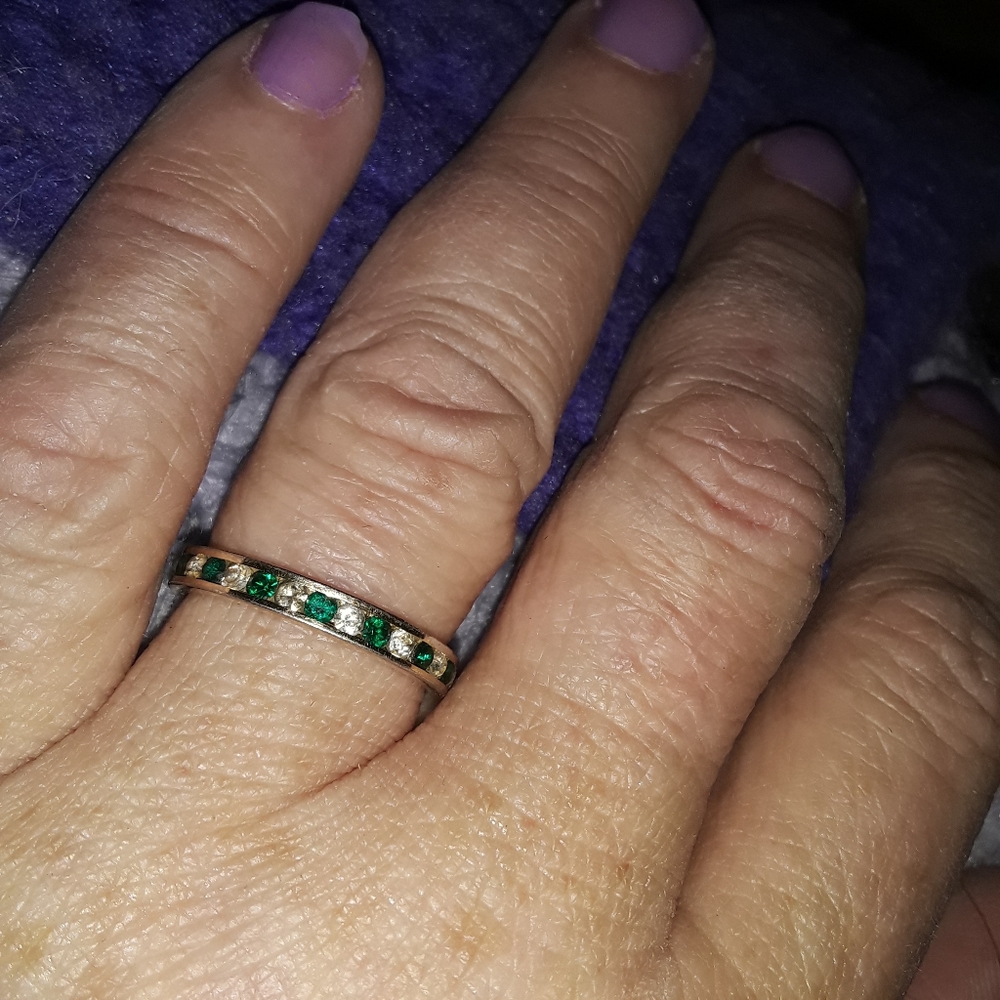 Sterling Siver Round barrel ring emerald diamonds